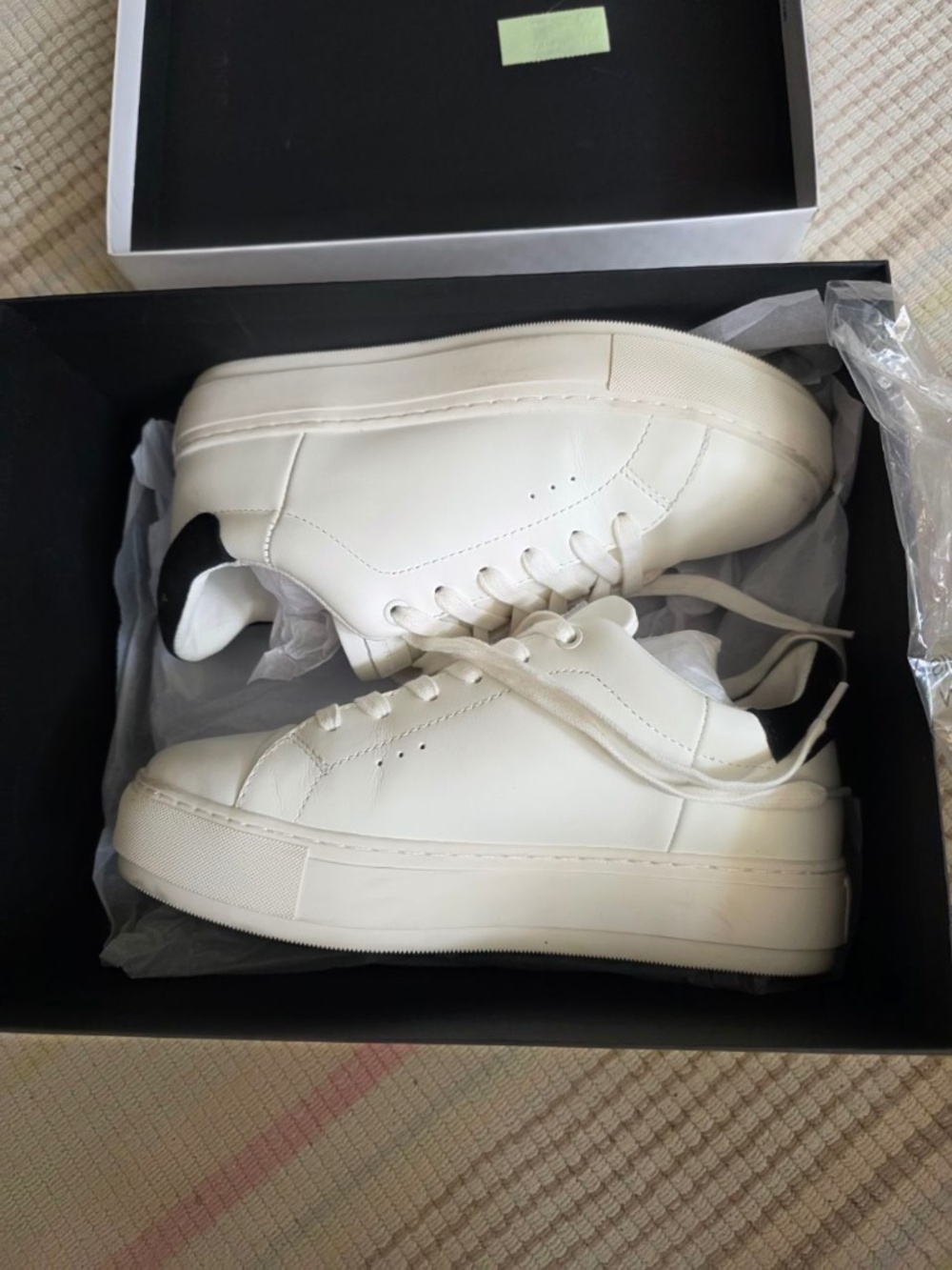 WHITE LEATHER SNEAKERS